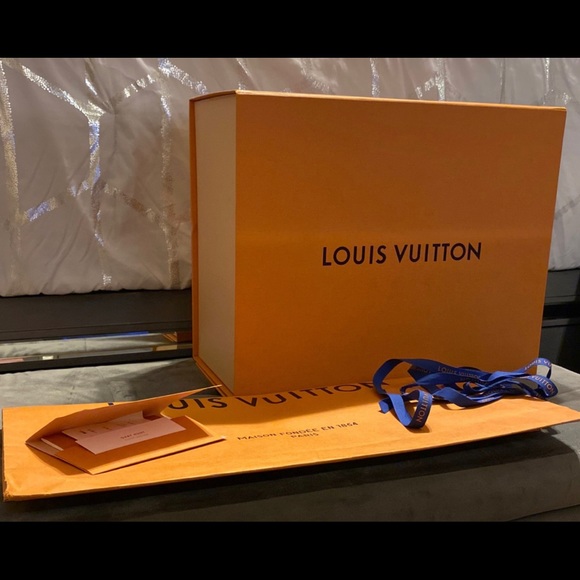 Authentic Louis Vuitton V Monogram MM Canvas, Leather Tote Bag EUC - Picture 7 of 10